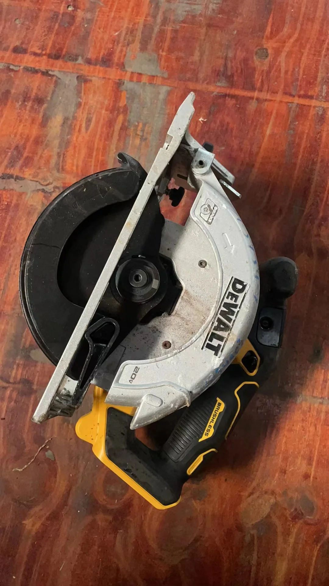 20V MAX* 6-1/2 in. Cordless Circular Saw (Tool Only)