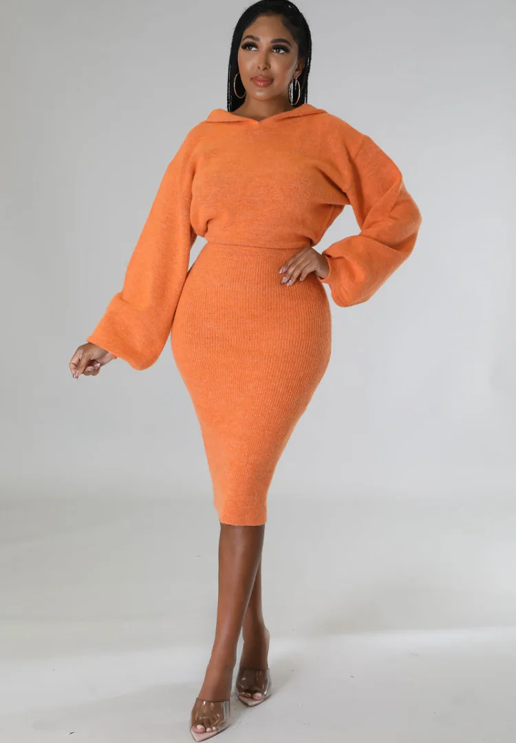 

Женское трикотажное платье с капюшоном и длинным рукавом, средней длины