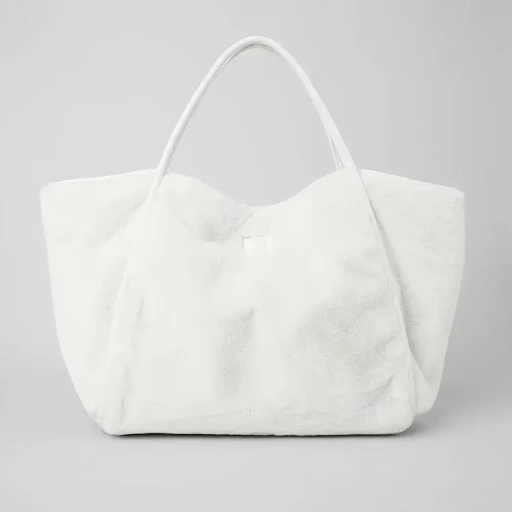 AI0 Yoga Faux Fur Tote Bag Magnetic Seal Large Capacity Soft and Comfortable Plush Bag Built in Pocket Convenient Bag 2