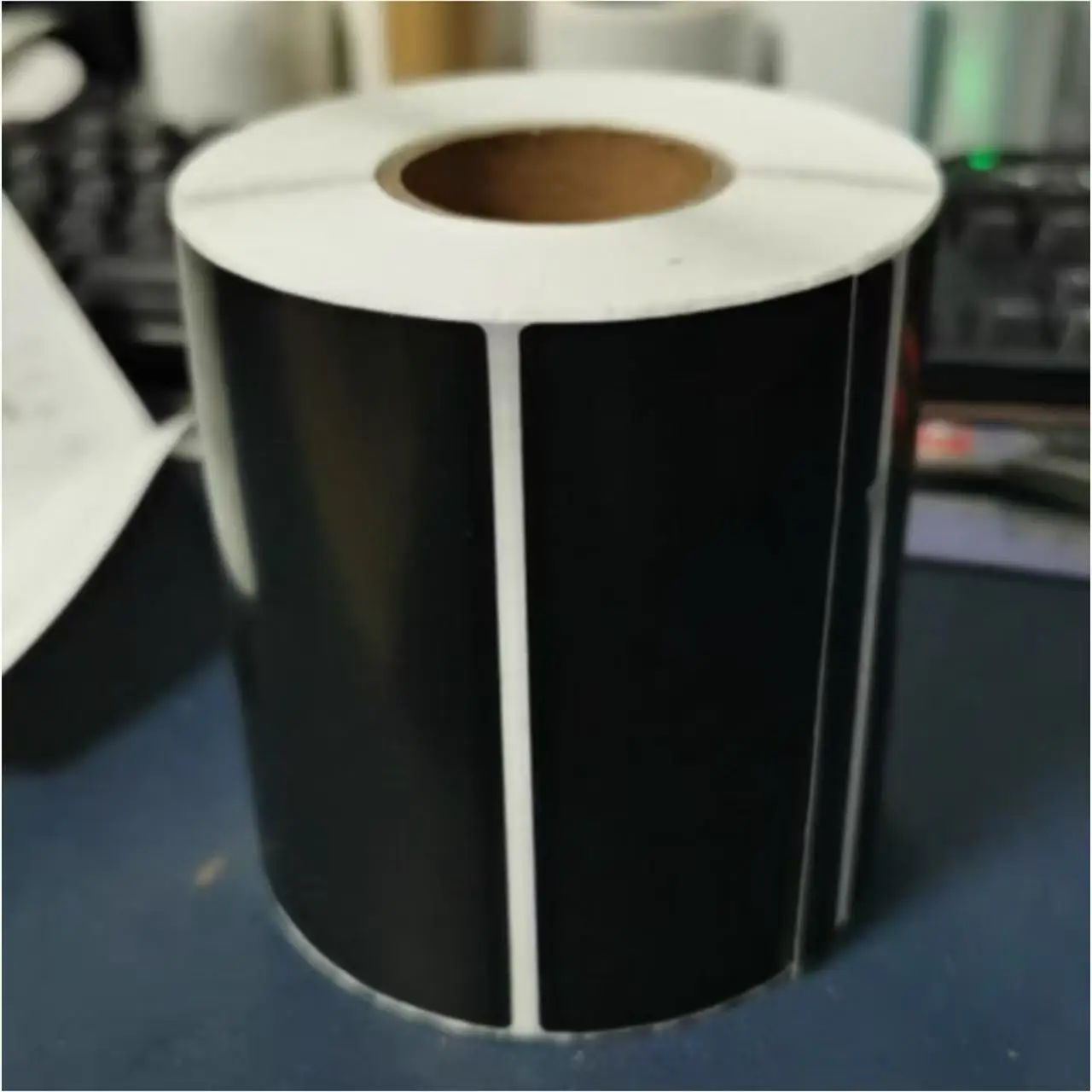 블랙 라벨 용지 75x50 합성 PP 자가 점착 스티커 PVC 장비 명판 바코드 인쇄 용지 흰색 레진 리본