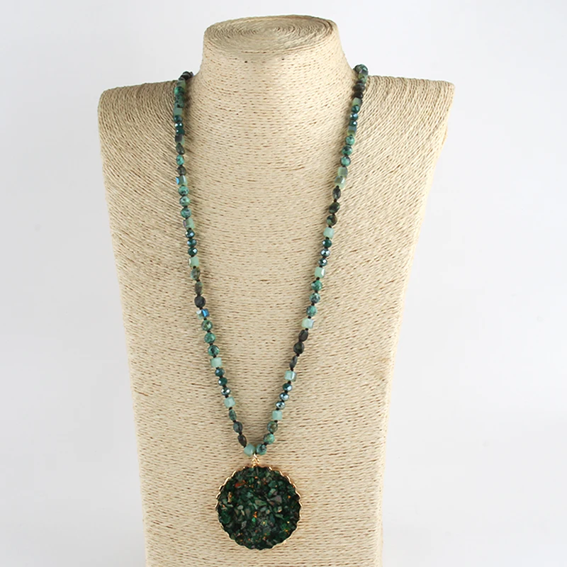 Collana con medaglione in turchese dorato: ciondolo boho riempito in oro 18 carati - Italia