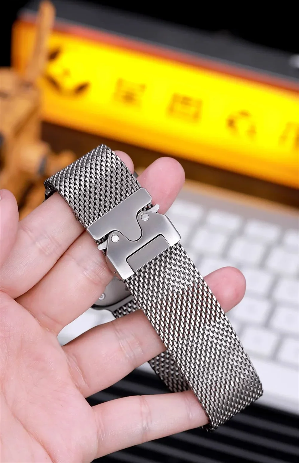 Apple Watch Milanese Loop Image 16