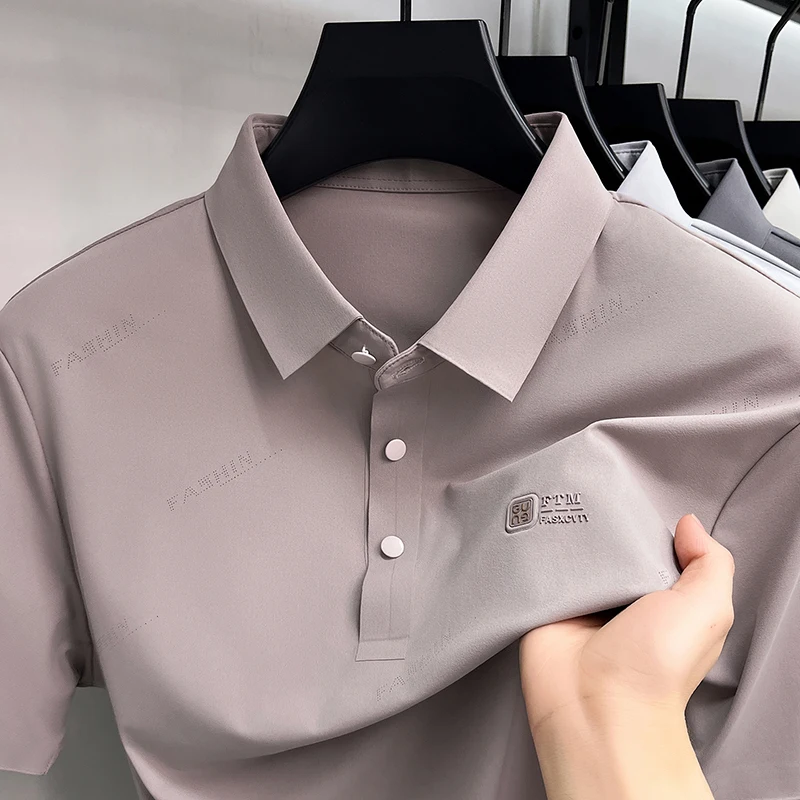 Hochwertiges Marken-Poloshirt aus Eisseide mit kurzen Ärmeln für den Sommer atmungsaktiv neues Design mit geprägten Buchstaben Business- und Freizeit-T-Shirt für Herren
