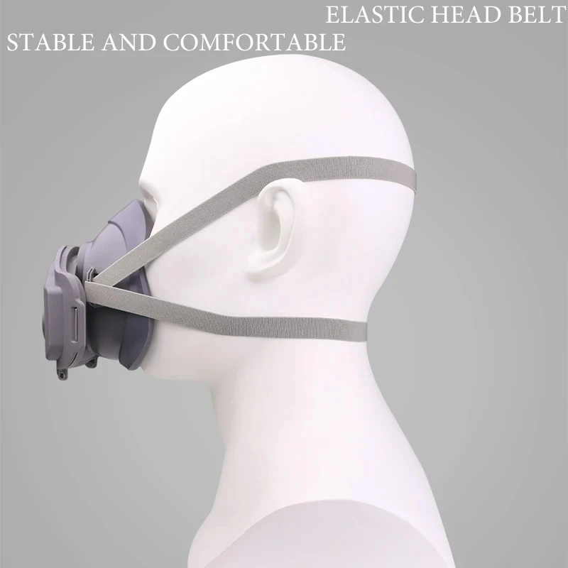 Masque réutilisable porté par une personne, avec filtres visibles sur le côté. Protection quotidienne efficace avec filtres de rechange.