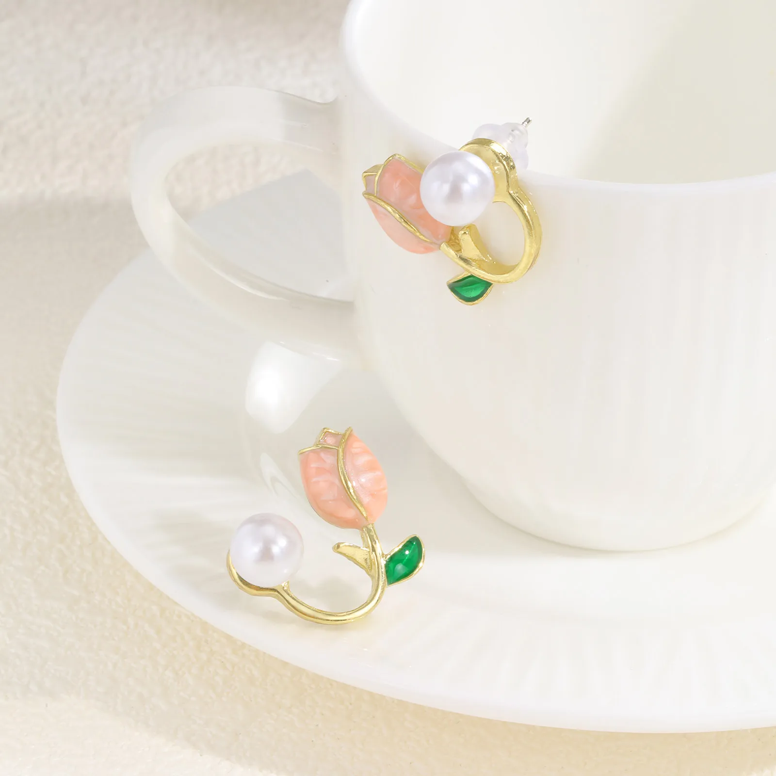 Prjewel Hellrosa Tulpen-Perlen-Ohrstecker, exquisiter vergoldeter Wer-Ohrring für Frauen, romantischer Statement-Schmuck, Mädchen-Geschenk – Detail 6
