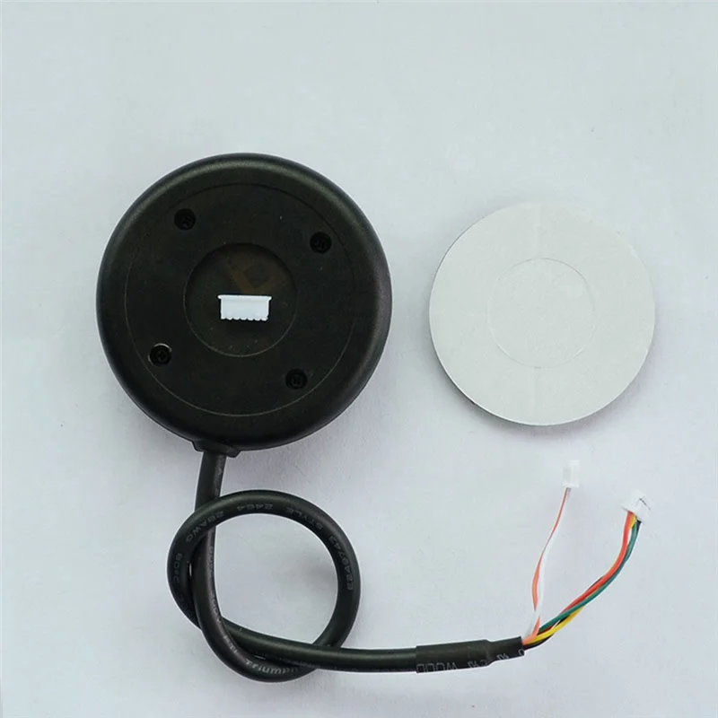 Gros plan sur le module GPS NEO-M8N avec boussole pour drone, étiquettes et composants électroniques visibles.