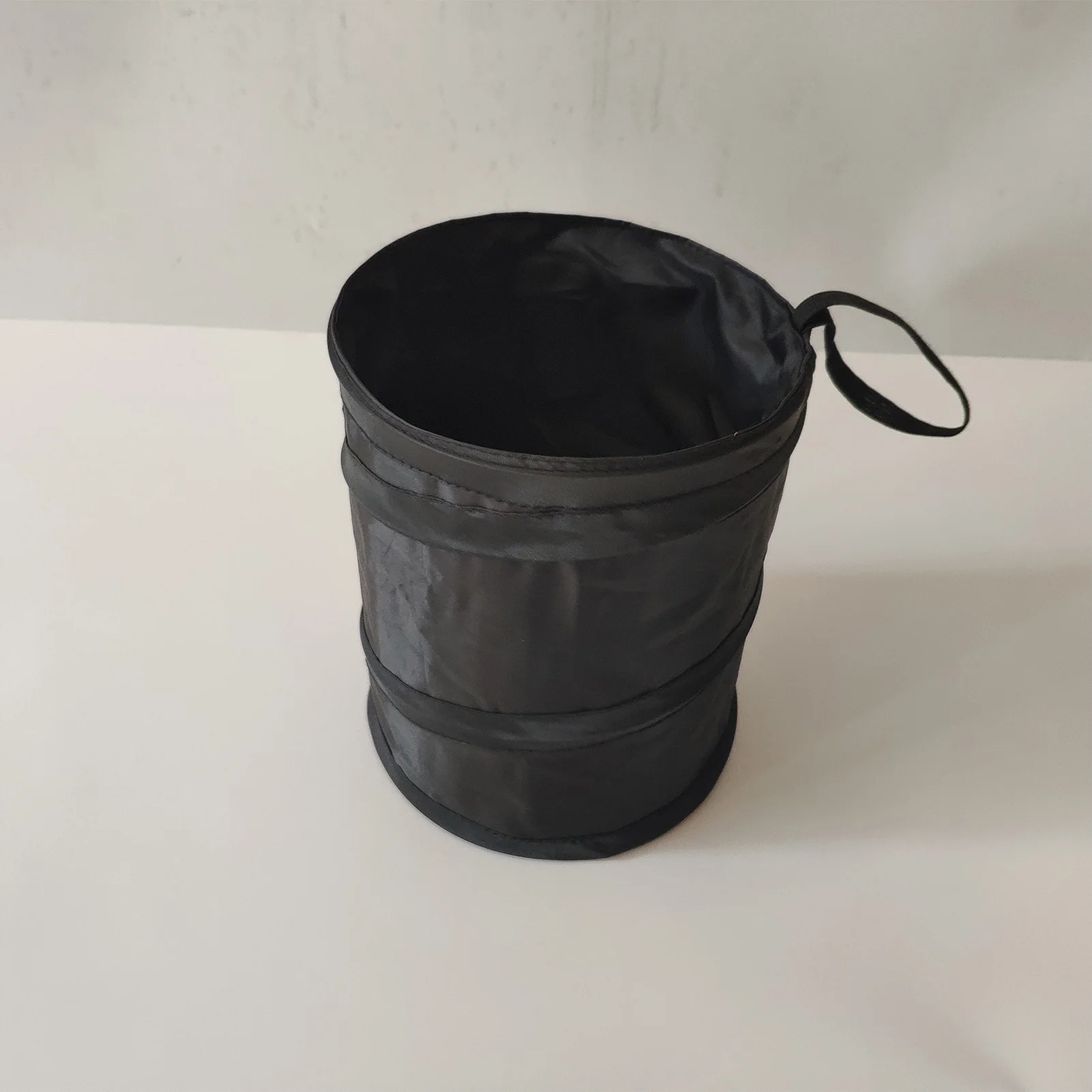 자동차 쓰레기통 자동차 사무실 야외 사용을 위한 미끄럼 방지 베이스가 있는 접이식 원형 자동차 보관함