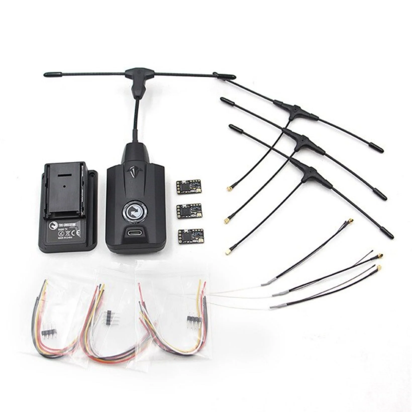 Kit émetteur-récepteur radio TBS Micro pour drone FPV installé sur un drone, avec câblage visible.