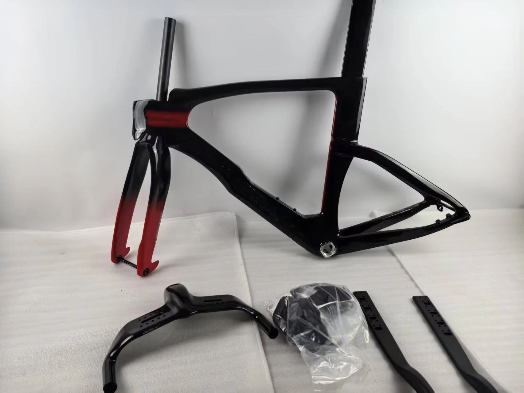 Triathlon TT carbon road bike frame all internal wiring bottom Axis specification ITA, 700C road bicycle carbon frameset