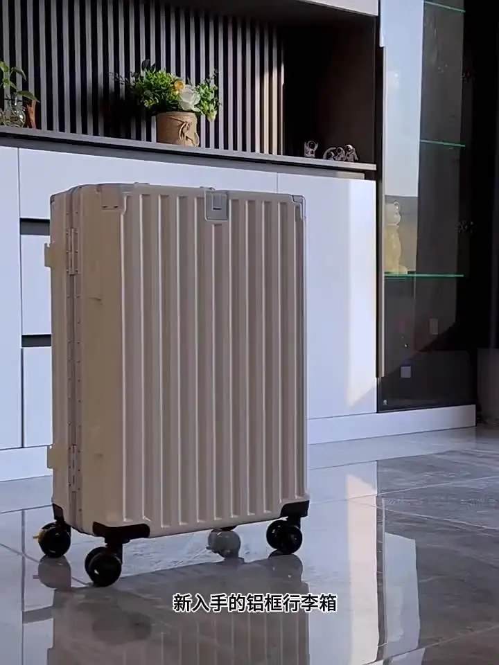 Чемодан на колесиках с алюминиевой рамой и широкой ручкой