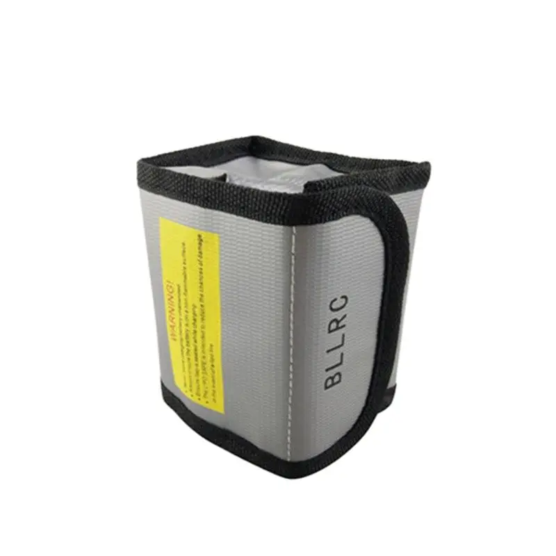 Sac antifeu batterie Lipo pour drone RC porté à l'épaule, vue latérale, démonstration de transport sécurisé.