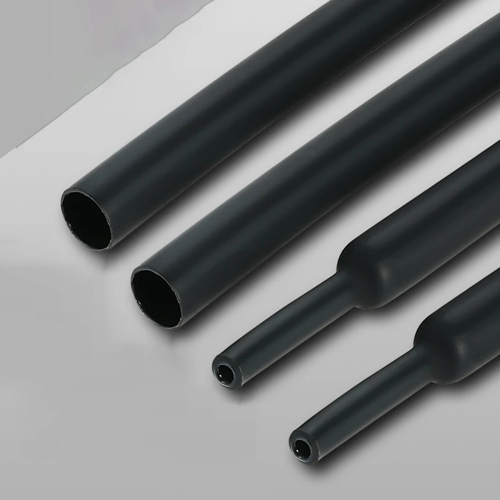 Gros plan sur un tuyau silicone pour modélisme de 1.6mm de diamètre intérieur, montrant sa flexibilité.