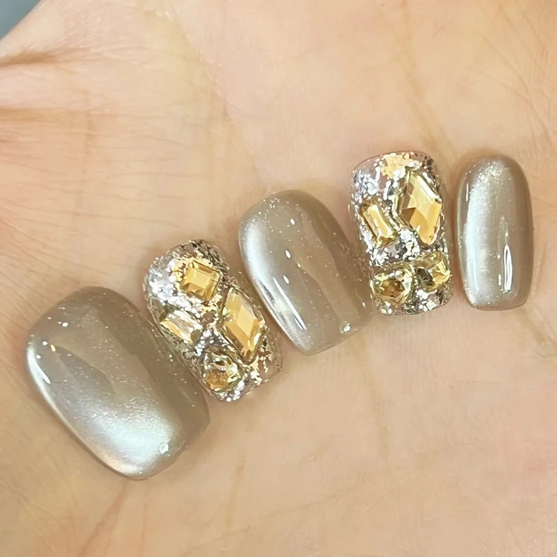 Fuochi D'Artificio Terreni Adesivi Per Unghie Indossabili Puramente Fatti A Mano Autunno E Inverno Versatile Champagne Diamond Cat Eye Light Luxury E