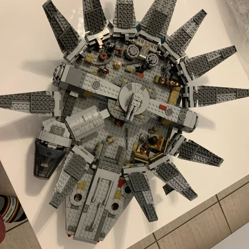 Spacecraft Building Blocks Toy 1381 Pcs Space Millennium War Ship Spacecraft Set Falcon Alien MINI 75105 Figure Model Building Blocks Bricks Toy Kids Gift
