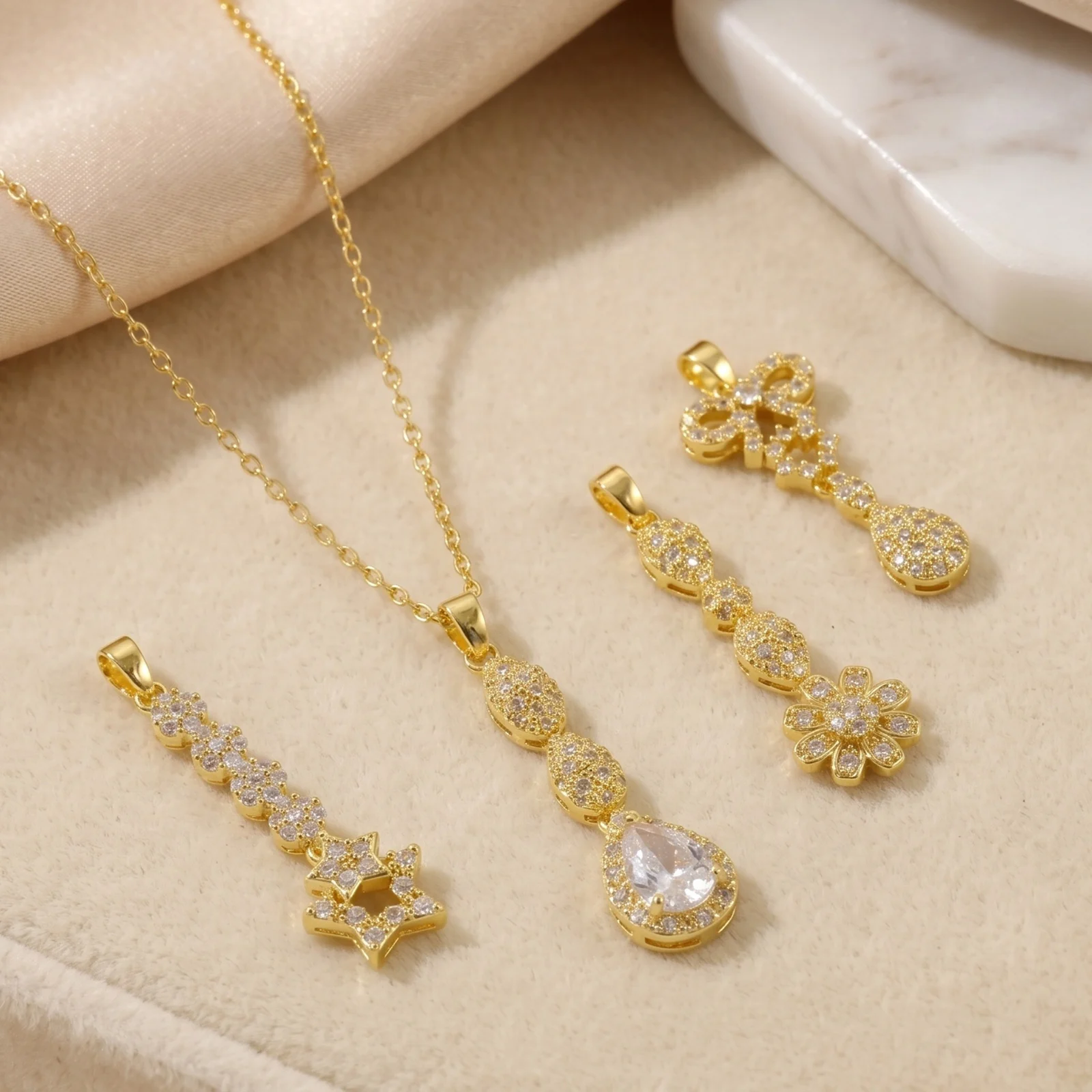 2 Stück Micro Pave Klare Kubische Zirkonia Anhänger mit Quaste, Geometrisch, 18K Vergoldetes Messing, für DIY-Schmuckherstellung, Großhandel
