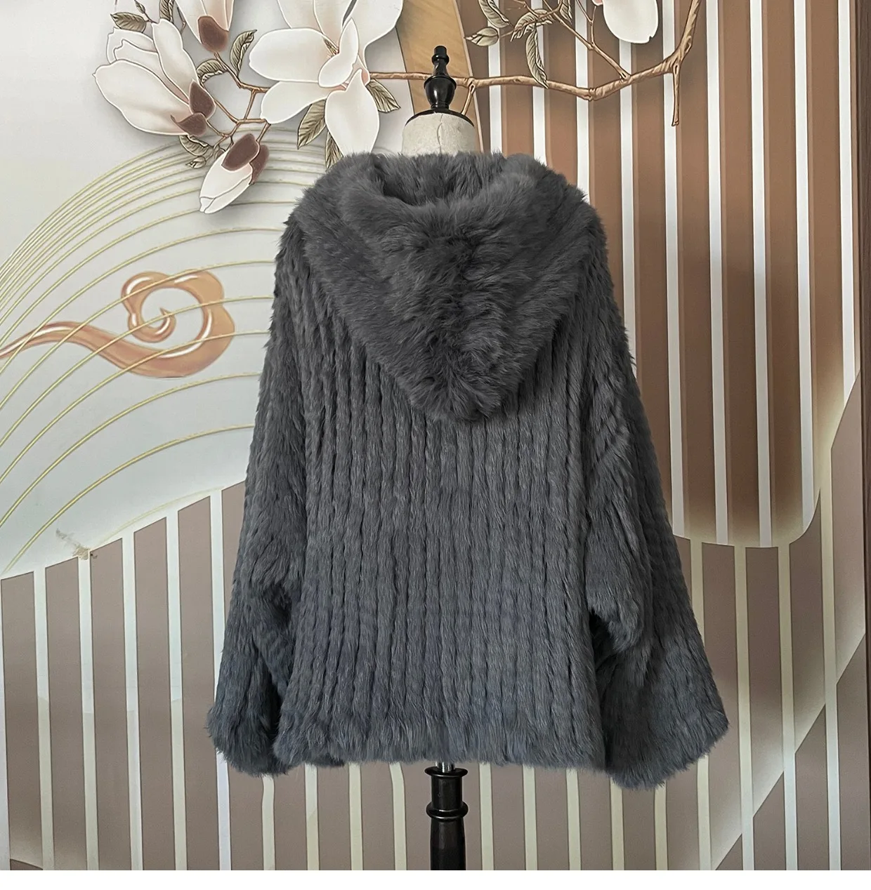 Рисунок 3 - Зимнее теплое вязаное пальто из