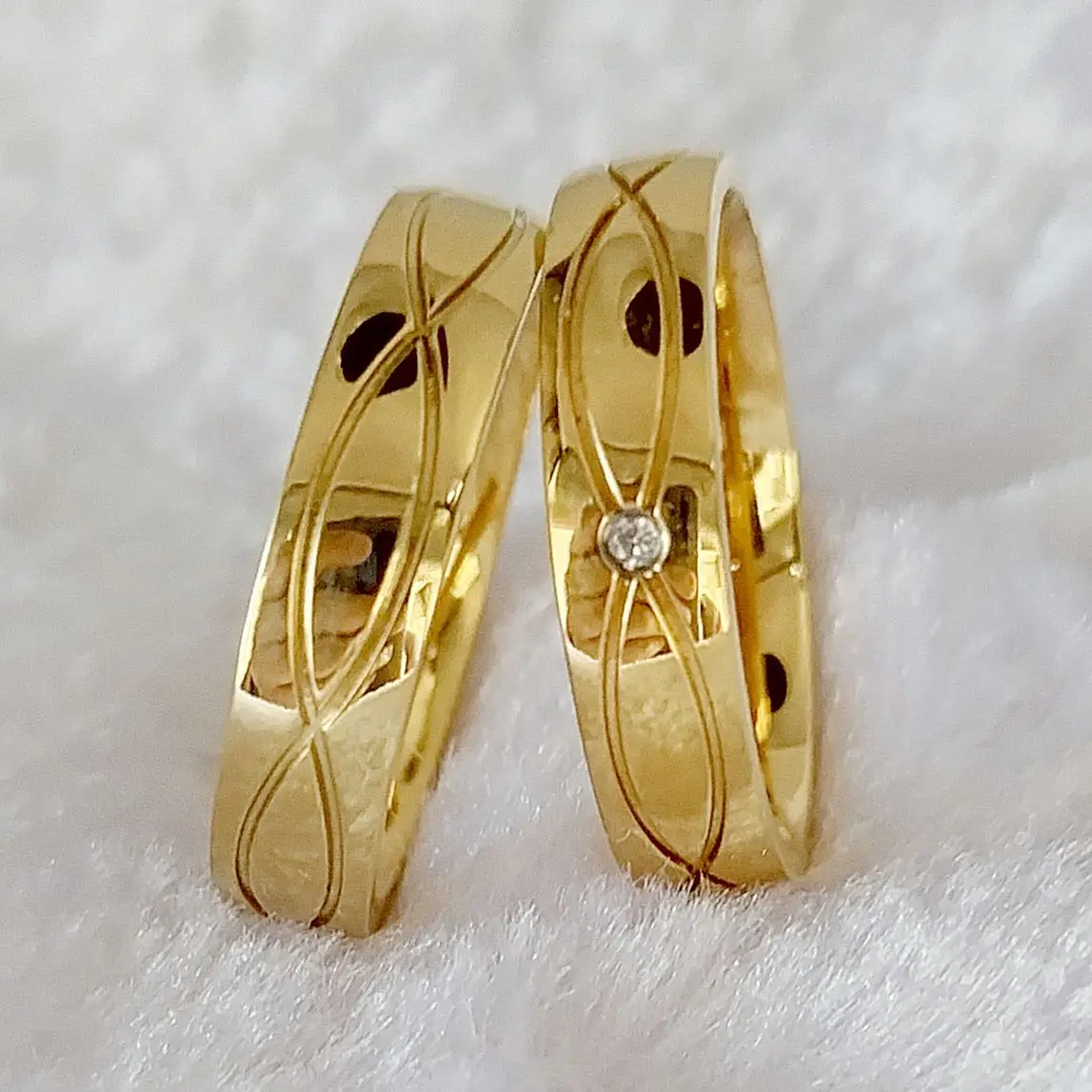 Deux Couleur 9ct Blanc & Jaune Anneau Or 3mm Design Croix Bande GB