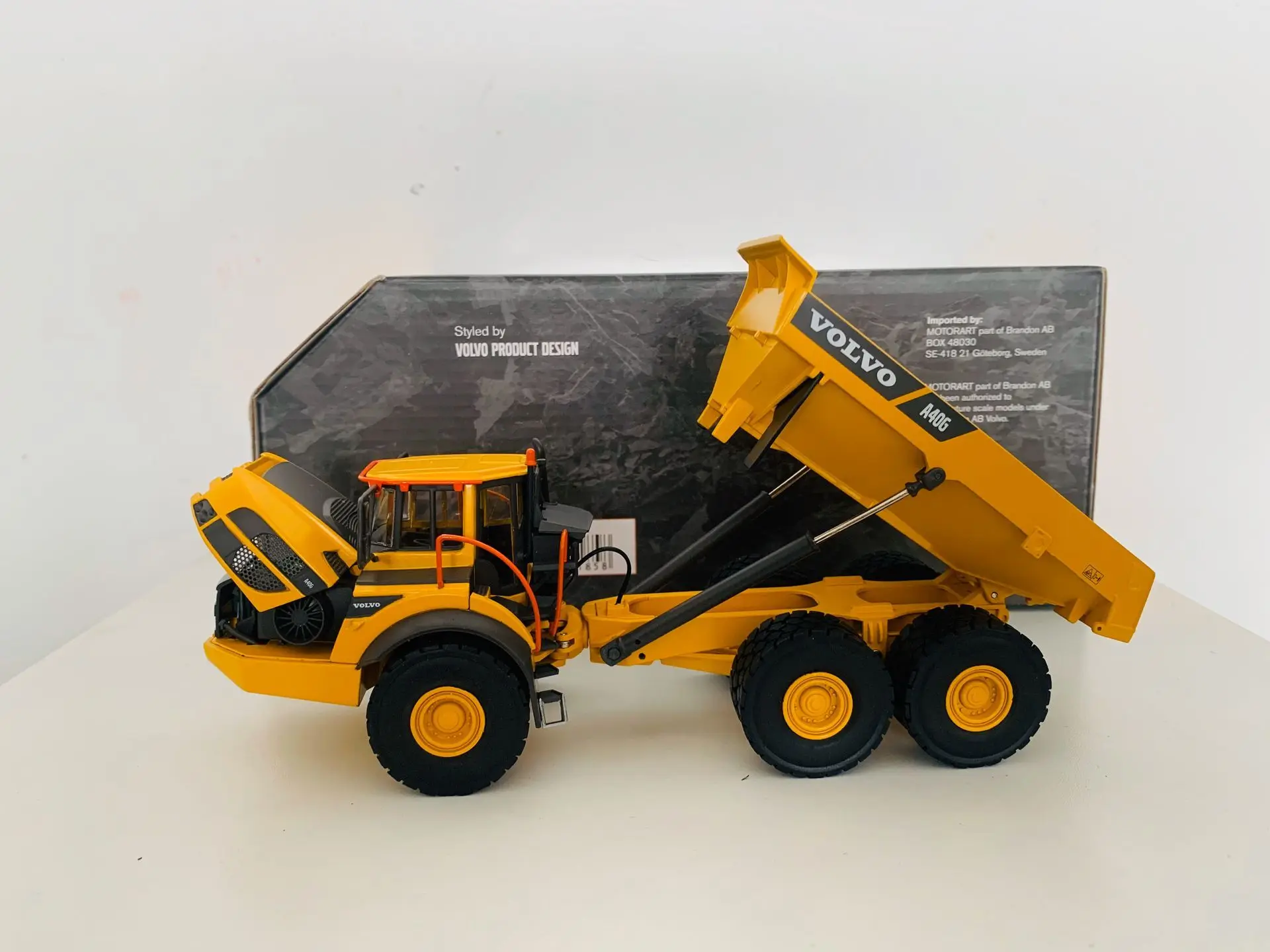 A40G Articulated Hauler Dump Truck 1/50 Scale Diecast Model New in Box