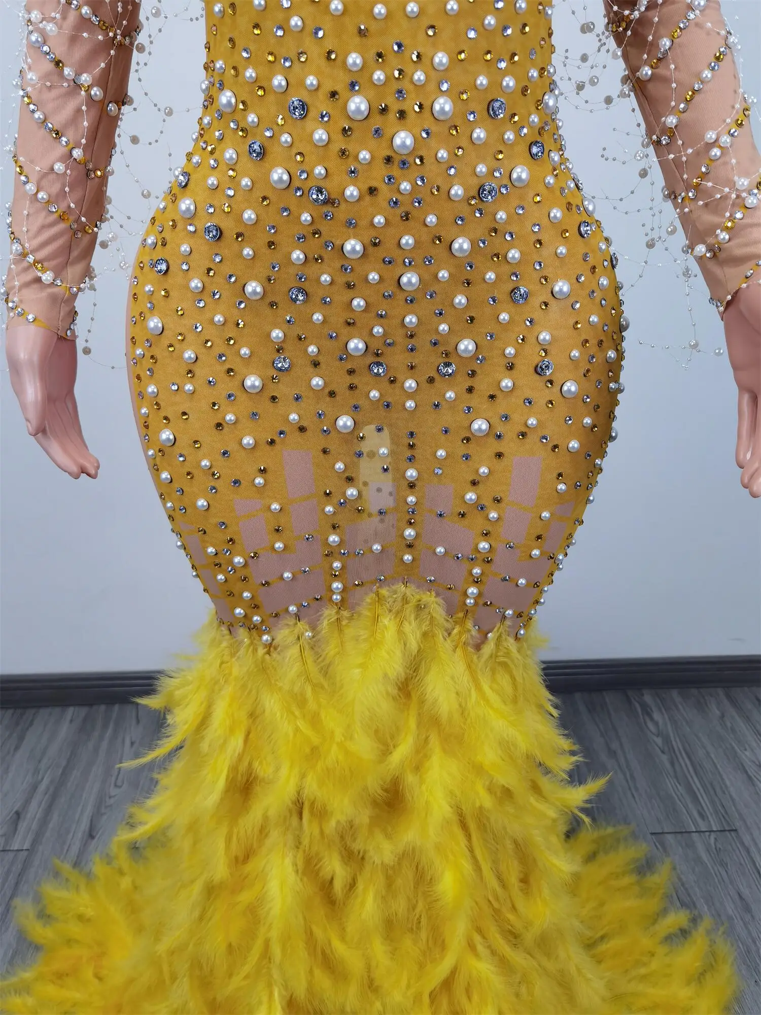 Рисунок 6 - Желтое женское платье с длинным шлейфом