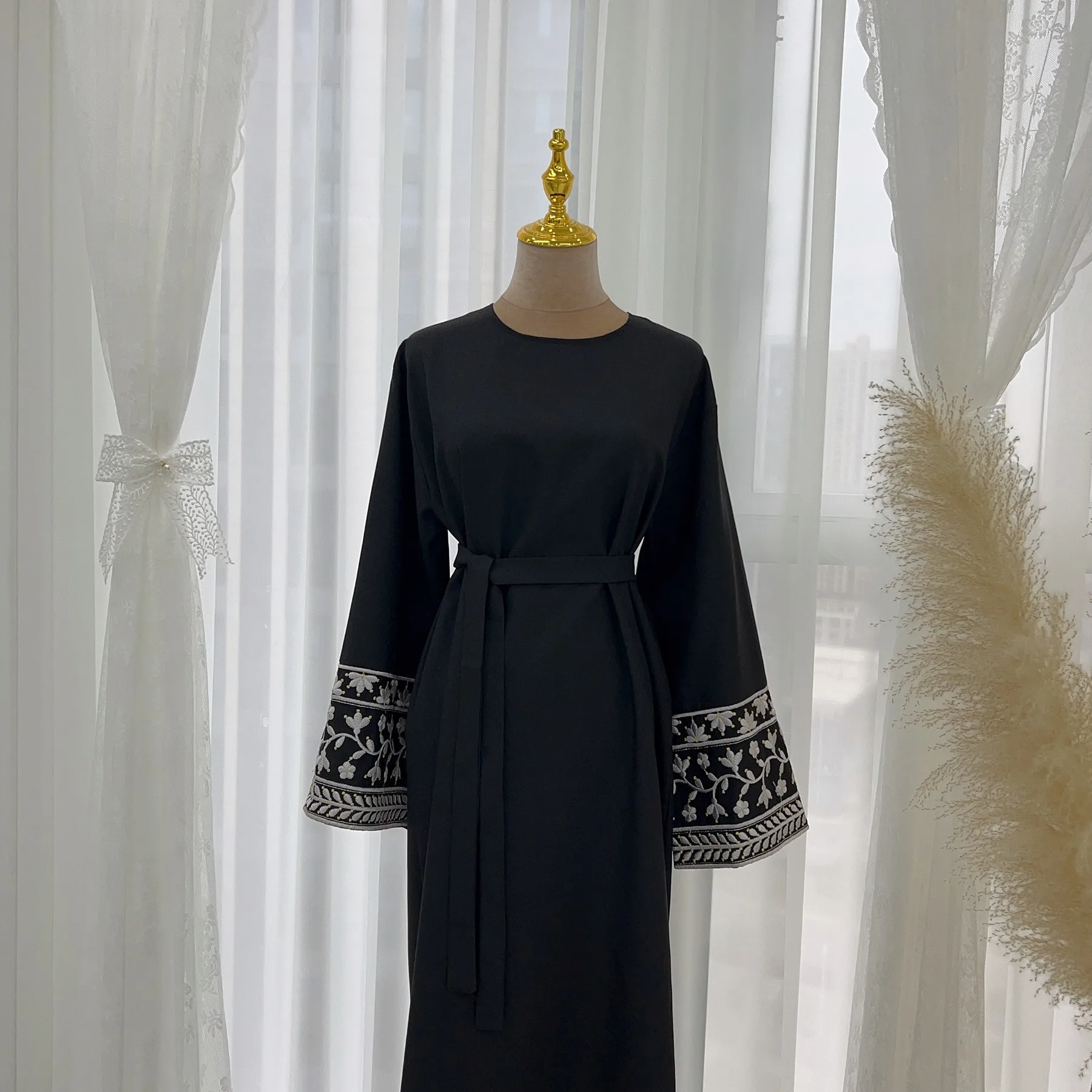 女性のための綿とリネンのクローズドアバヤ,花の刺繍,イスラム教徒のドレス,ドバイのカフタン,エレガントなトルコのヒジャーブ,ラマダンのドレス,イラムのローブ  - AliExpress [Fulbant] 女性のアバヤ アラブ刺繍 V ネック長袖ドレス無地カジュアル カフタン ドレス ... 【未使用品】アラブ民族衣装　カフタンドレス