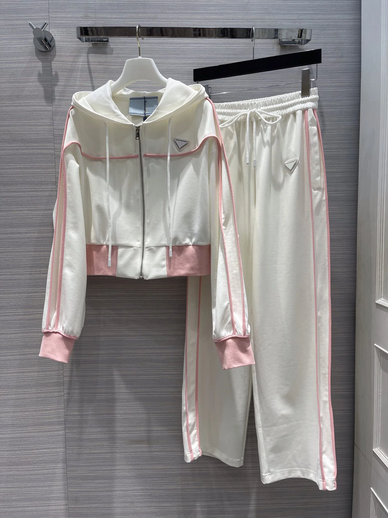 

2023 Early fall new, sporty suit. Pair a zip-up with elastic-waisted straight pants! Wearing the top is super thin!