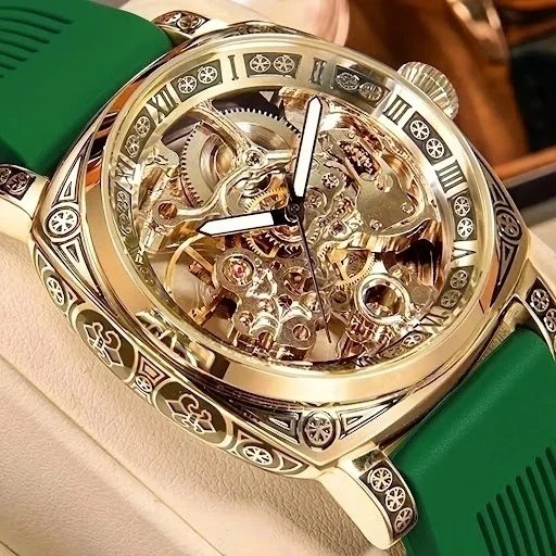 Une montre décontractée et élégante pour homme, de couleur jaune-vert, dotée d’un bracelet orné de motifs gravés complexes et d’un mouvement mécanique entièrement automatique. 1
