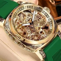 Une montre décontractée et élégante pour homme, de couleur jaune-vert, dotée d’un bracelet orné de motifs gravés complexes et d’un mouvement mécanique entièrement automatique. 1