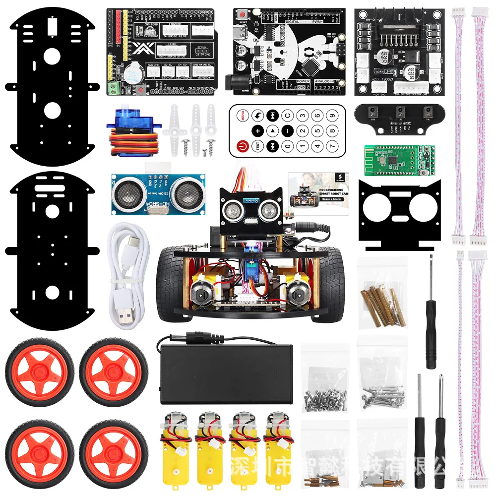 Robot voiture assemblé sur roues, avec module Bluetooth et carte Arduino visibles