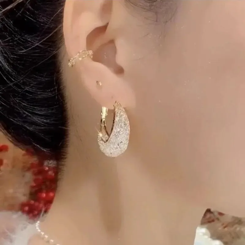 특별한 순간을 더욱 빛나게 하는 귀걸이