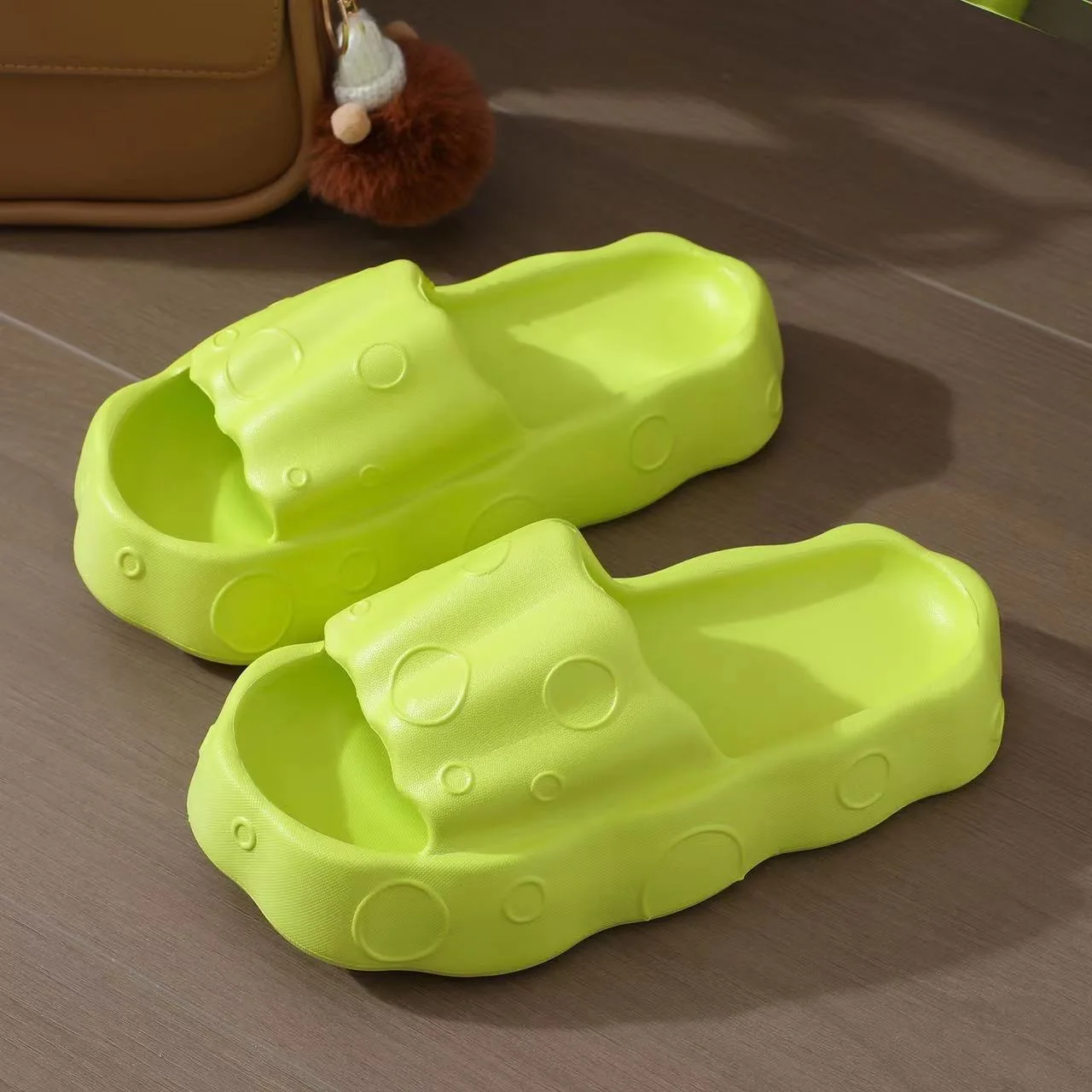 Жен. Домашние тапочки на толстой подошве