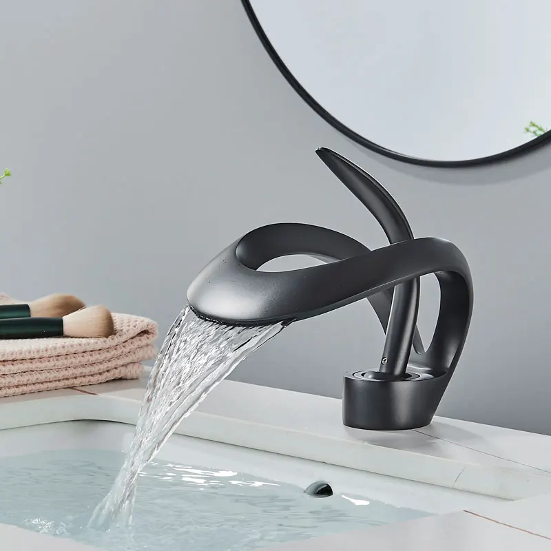 Generic - Robinet Lavabo Robinet Salle De Bain, Moderne Design Élégant  Laiton Noir Mitigeur Lavabo Pivotant À 360° Eau Chaude Et Froide  Disponible, Valve En Céramique - Robinet d'évier - Rue du Commerce