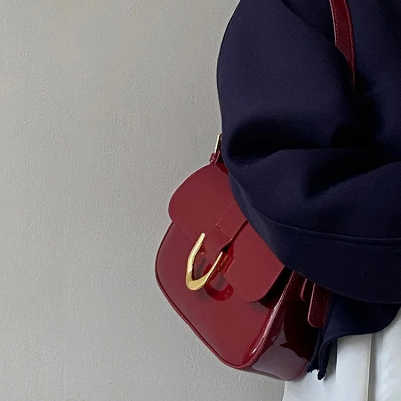 Luxury women's retro wine red new horseshoe buckle fashionable handbag, armpit bag, crossbody bag