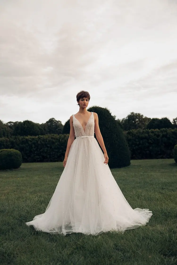

Elegant White Pearl V-neck Tulle A-line Beach Wedding Dresses Sleeveless Sexy Bohemian Gown for Bride 2023 Vestidos De Novia
