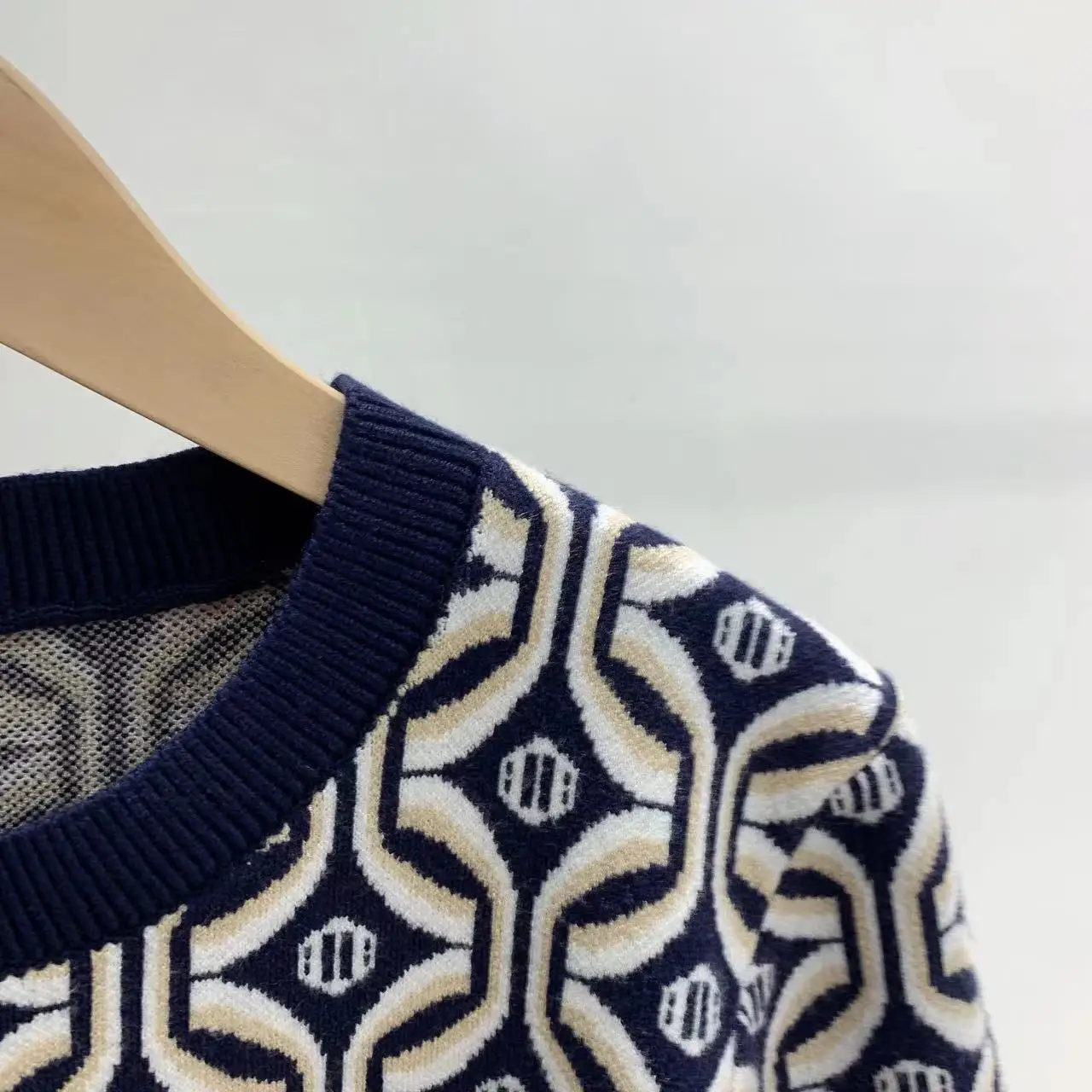 Top Alofi Jacquard Geometrico main image 1