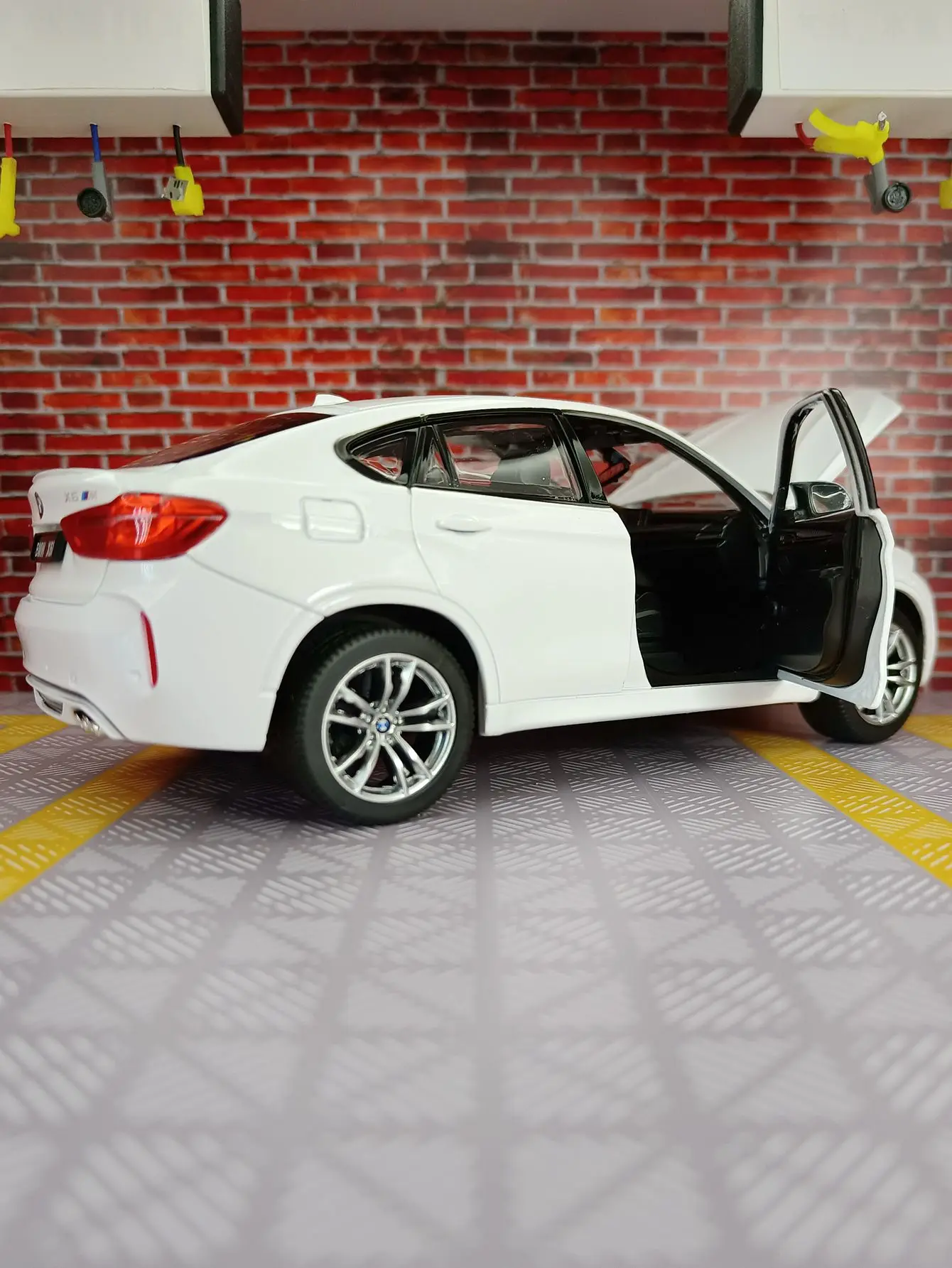 1/24 BMW X6 X6M Coupe SUV Alloy Sports Car Model Diecast Metal Toy Vehicles Car Model High Simulation Collection Childrens Gifts 4
