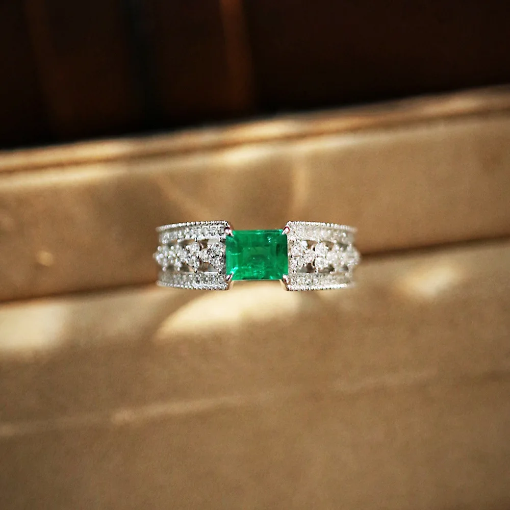 2023 Nuovo Anello Micro Set Di Diamanti Pieni Di Precisione In Argento S925 Con Smeraldo Da Un Carato All'Ingrosso In Europa E In America