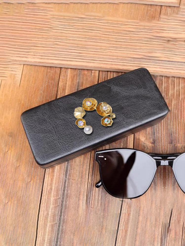 

Stylish Velvet-Lined Eyewear Case for Women Large & Portable Circular Shapes Decor, Pearl & Crystal