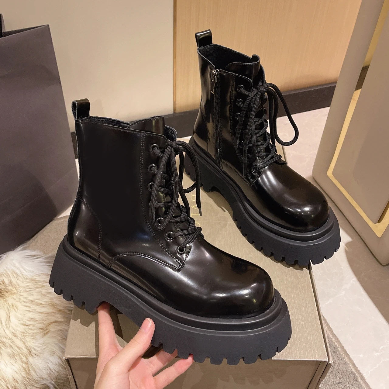 

Женские весенне-осенние полусапожки Pmwrun на толстой подошве в британском стиле, новинка 2022, модные стильные тонкие женские сапоги на шнуровке