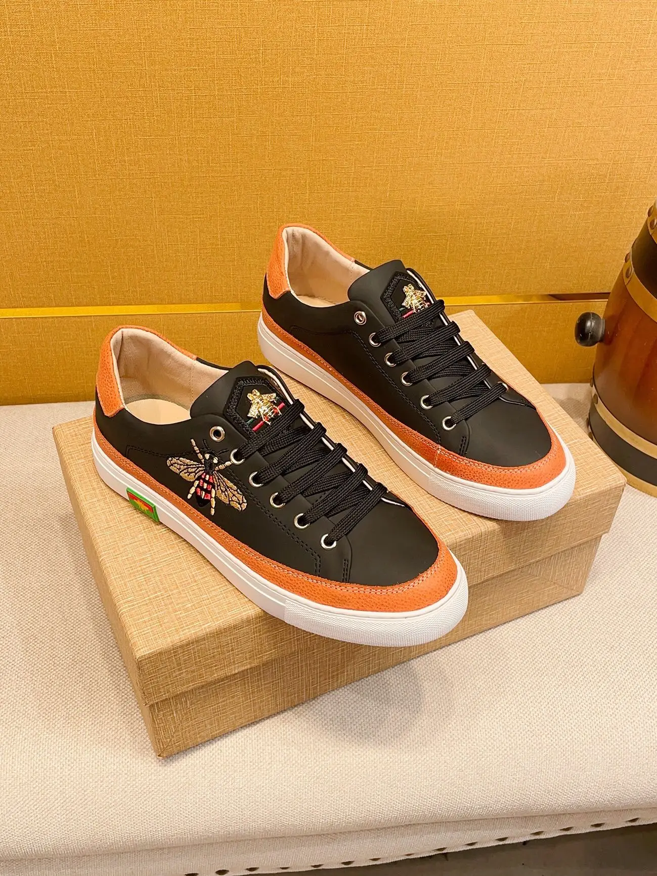 

New Hand Men's Genuine leather embroidery Sports shoes Luxury fashion Lace-up Bees shoes sneaker Running shoes
