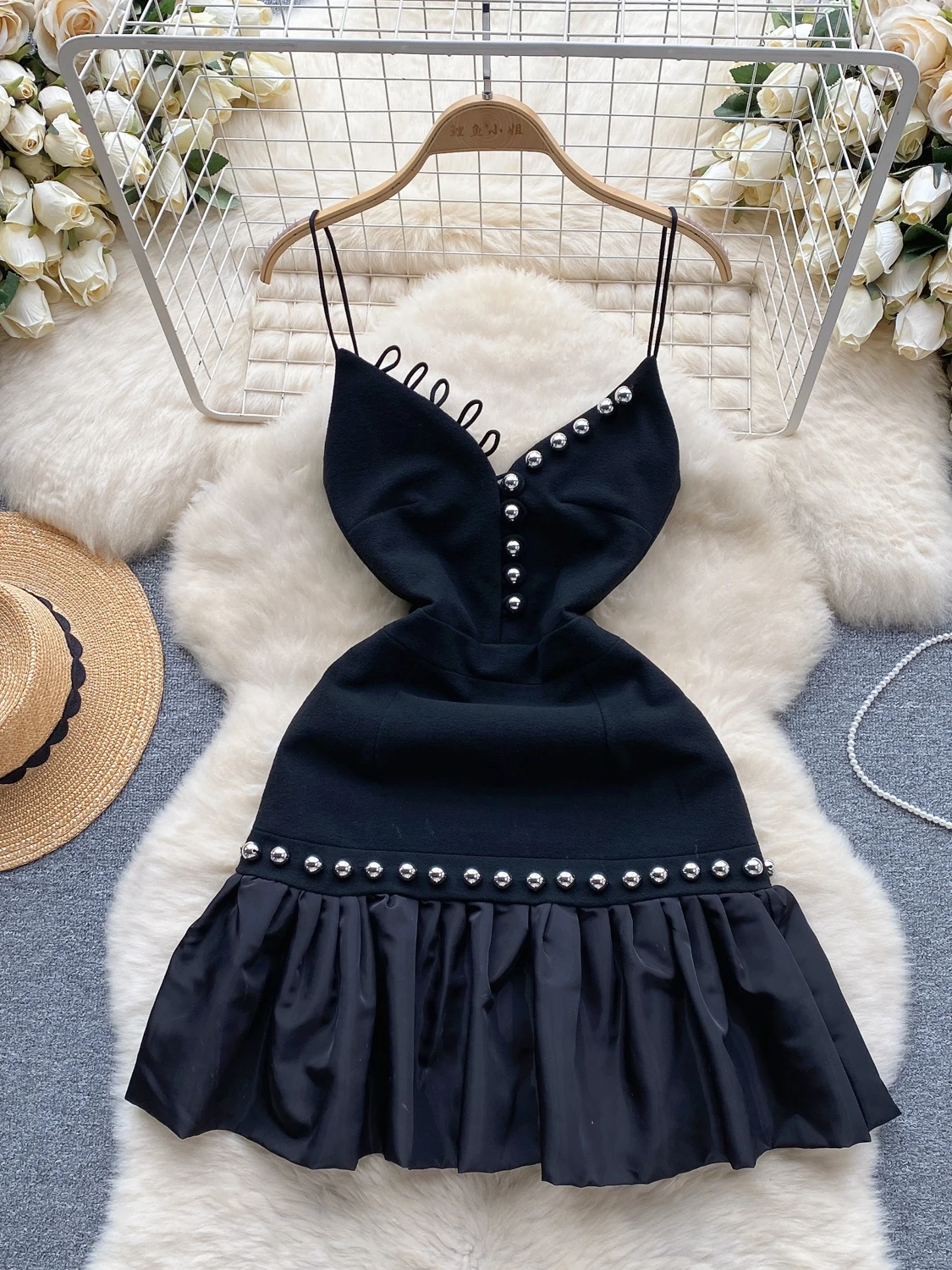 

Платье женское ТРАПЕЦИЕВИДНОЕ на тонких бретельках с оборками и V-образным вырезом