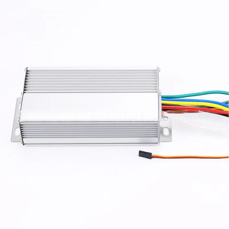 Gros plan sur les connecteurs et le boîtier du moteur électrique 48V 500W-1200W pour trottinette, vélo, scooter RC