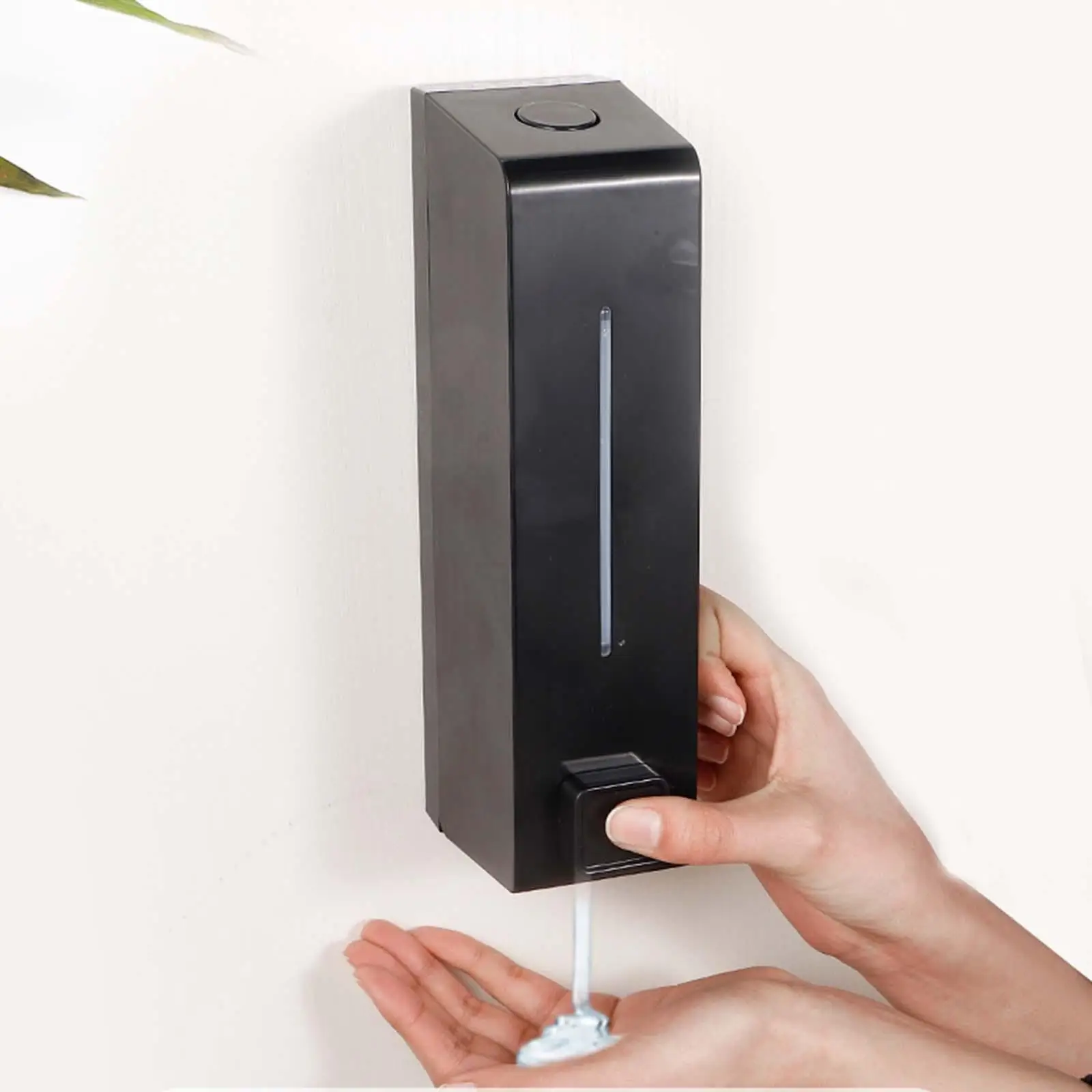 Distributeur gel hydroalcoolique installé dans une cuisine moderne, flacon transparent rempli de gel.