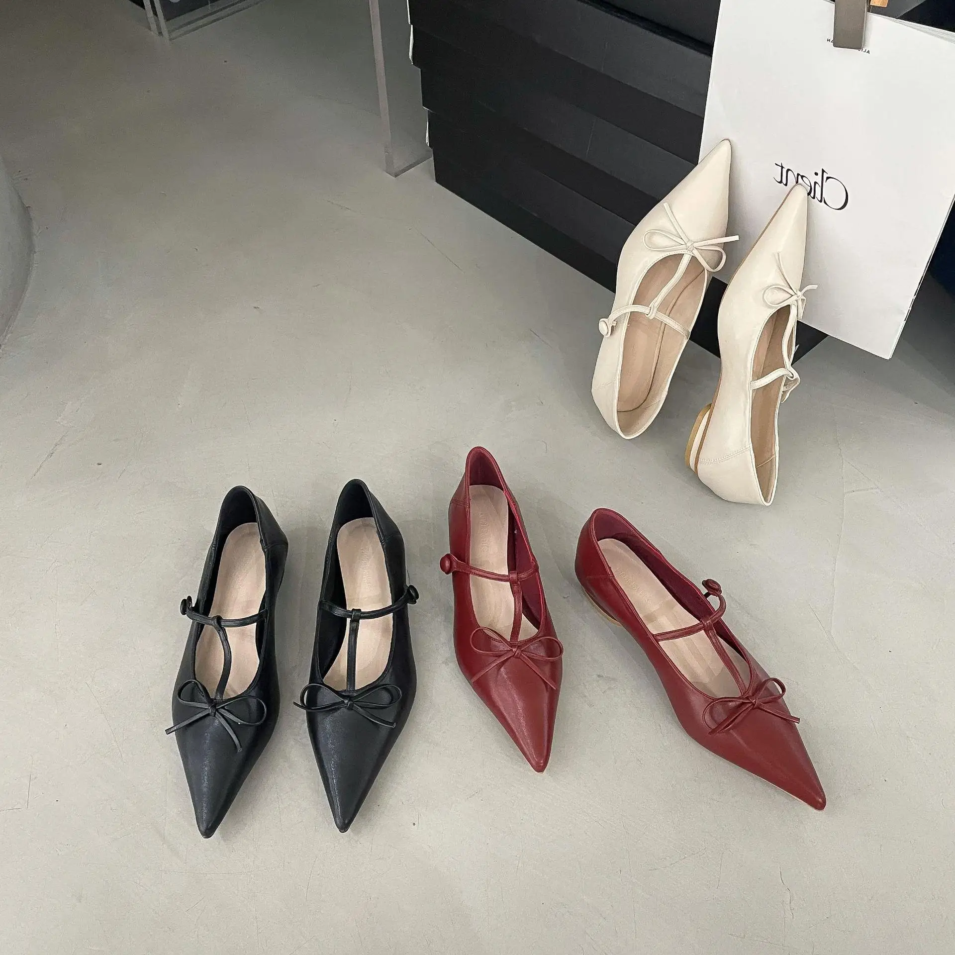 

Туфли женские на плоской подошве, с заостренным носком и бантом