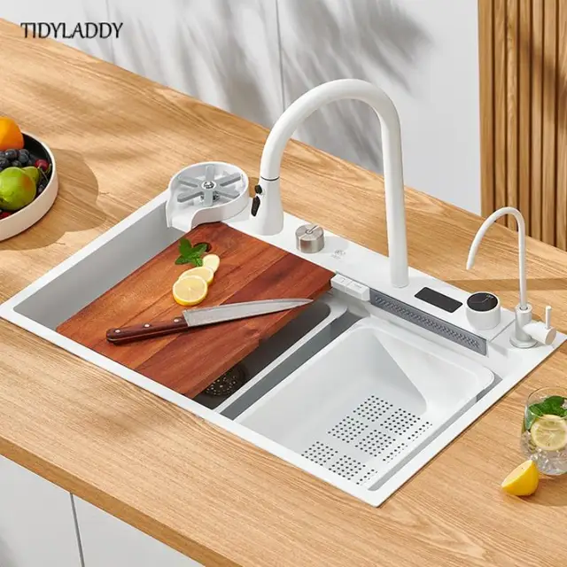 차세대 주방에 필수적인 세련되고 기능적인 흰색 스테인리스 스틸 폭포 수도꼭지