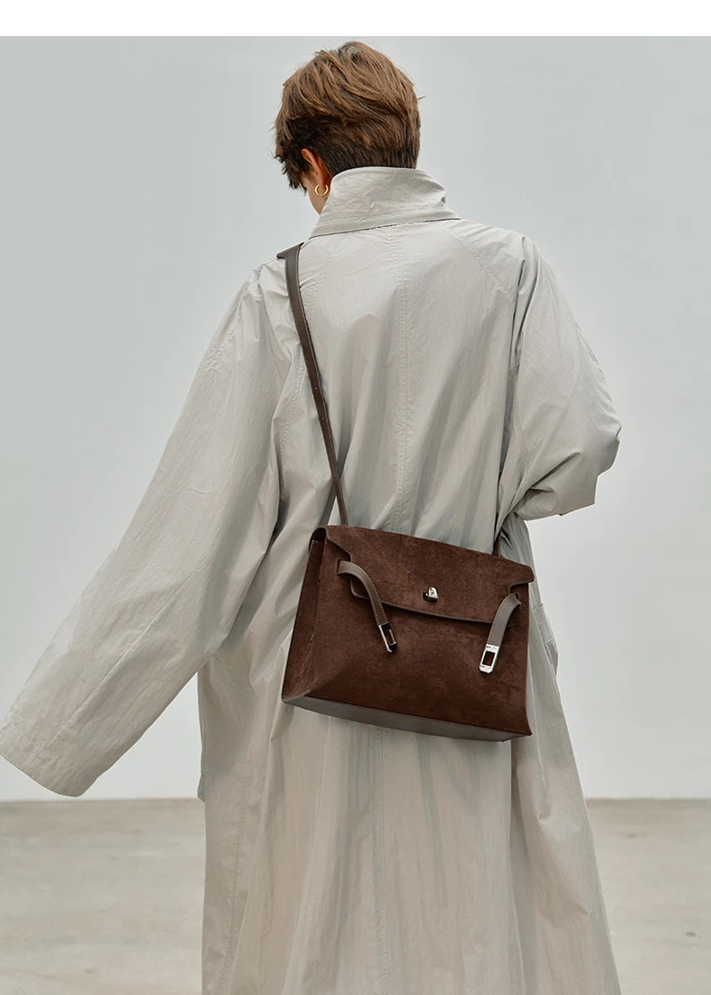 Split leather tote, zipper pull detail