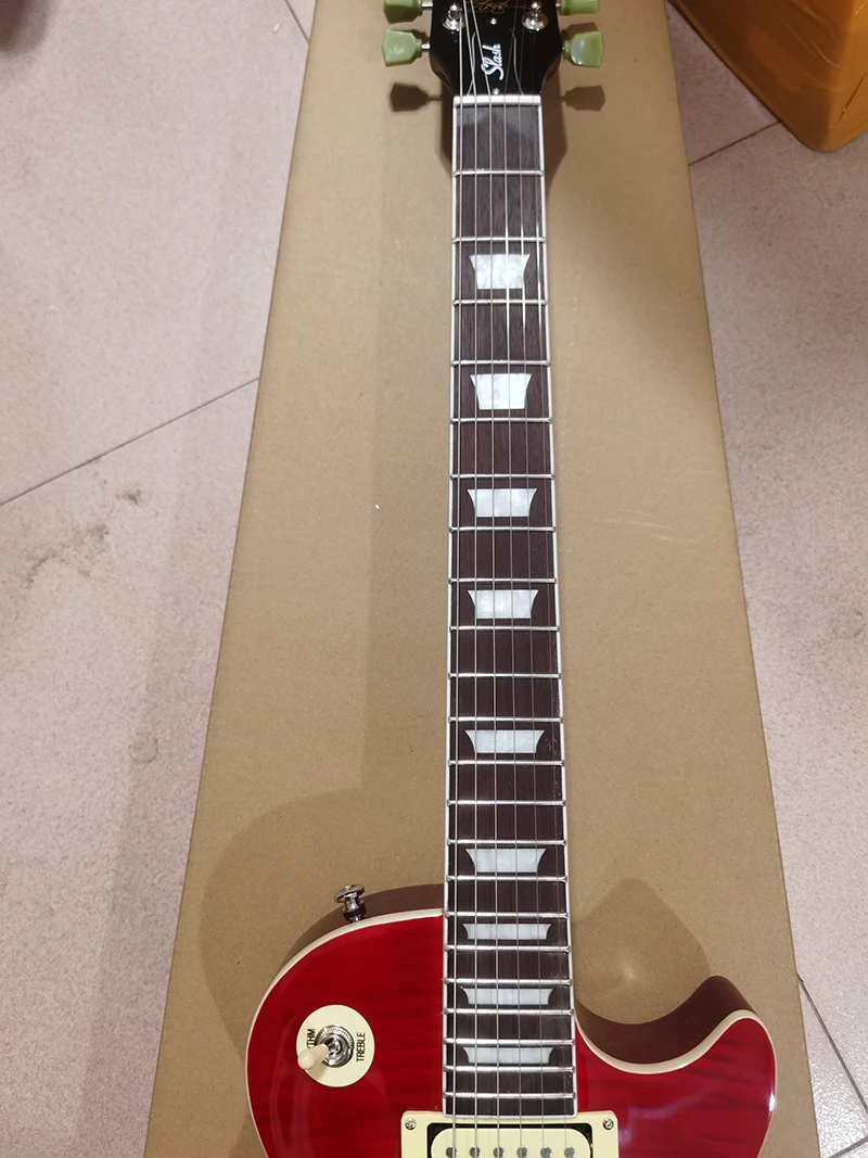 

Корпус с передней поверхностью 3A flame maple top фанера, никель-хромированная электронная фурнитура, двойная катушка пикапа, искусственная кожа