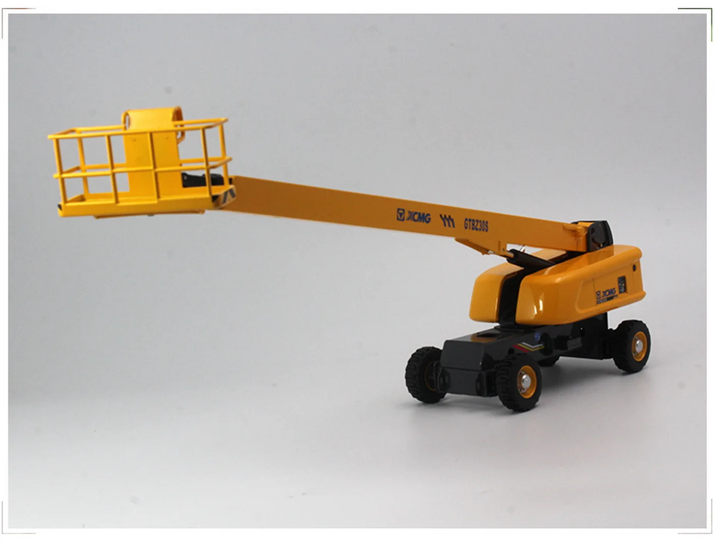 

XCMG 1/35 Scale GTBZ30S Mobile Elevating Work Platforms Diecast Model Toy Gift