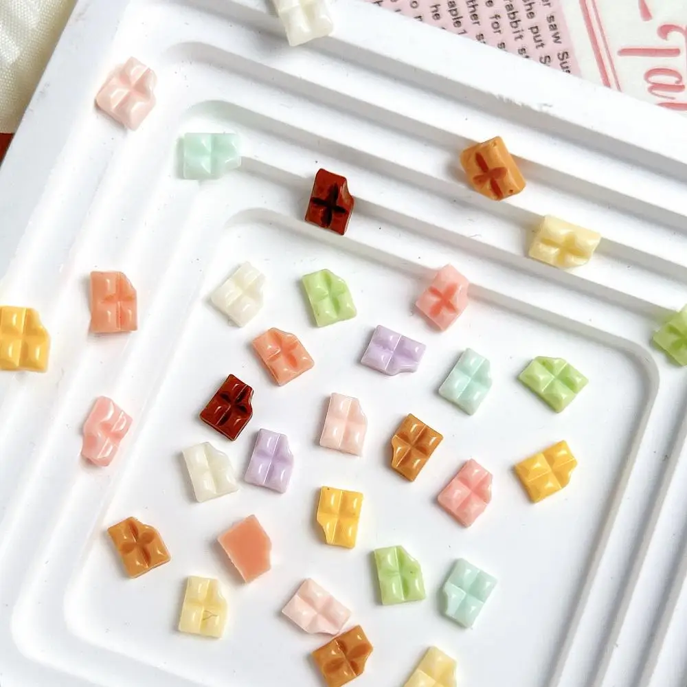60PCS 미니 다채로운 초콜릿 수지 네일 매력 귀여운 빛나는 광택 노치 초콜릿 네일 아트 장식 DIY 손톱 액세서리