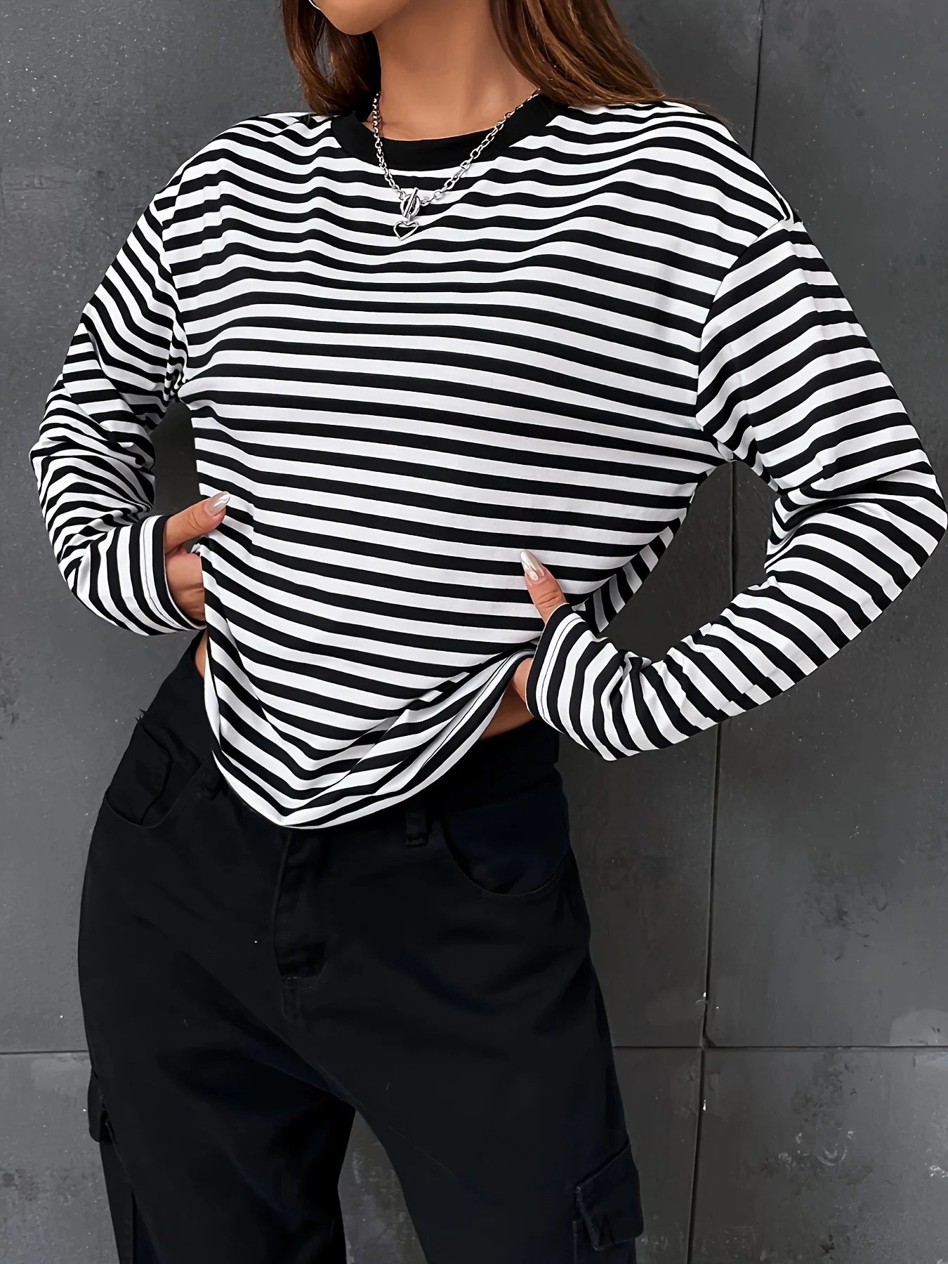 Striped Crew Neck Crew Neck T shirt Casual Long Sleeve Autumn and winter top women's T-shirt loose and comfortable black white 1