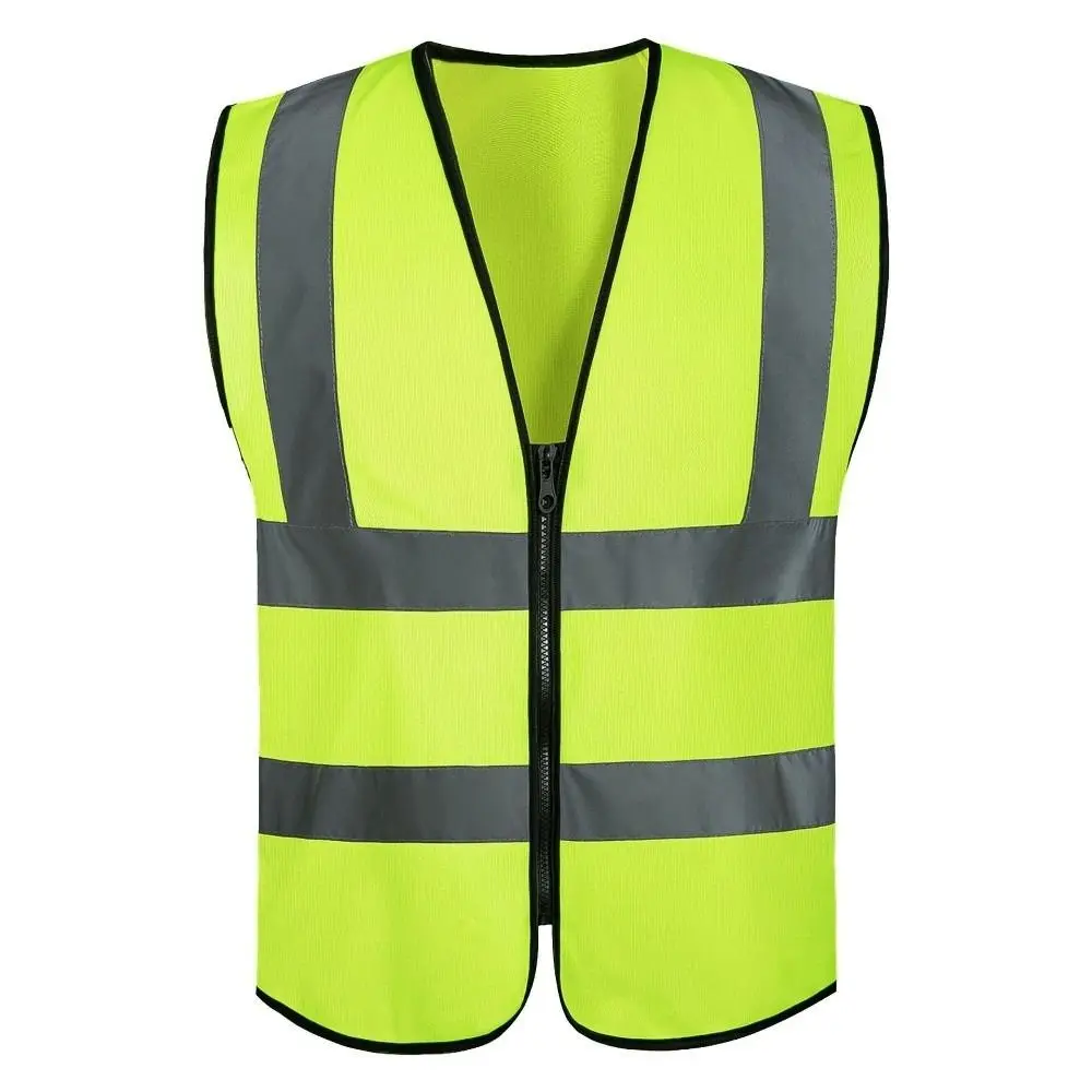 Gilet de sécurité réfléchissant porté sur un chantier